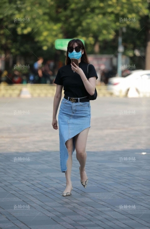 街拍牛仔裙，大白腿mm