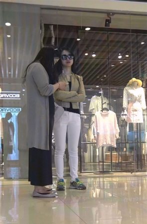 白色紧身裤美女