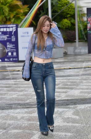 23922-17=58√爱穿牛仔裤的女子 13P