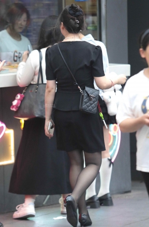 街拍黑丝高跟OL