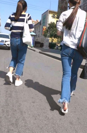 逛街的牛仔裤三姐妹