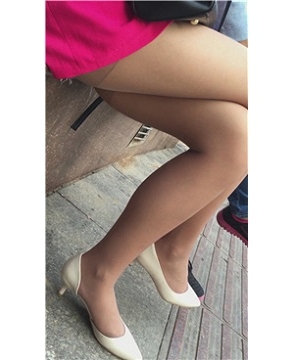 街拍极品肉丝高跟少女，诱人