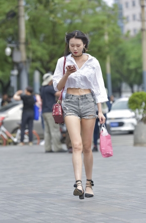 超长美腿热裤美眉