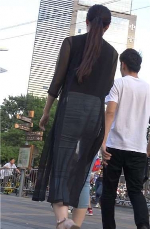 4k超清，紧身牛仔高挑长腿女神姐姐骑共享单车[1.36 GB]