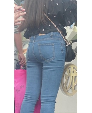 4K – 逛街偶遇的紧身蓝色牛仔裤美眉 [1.13 GB]