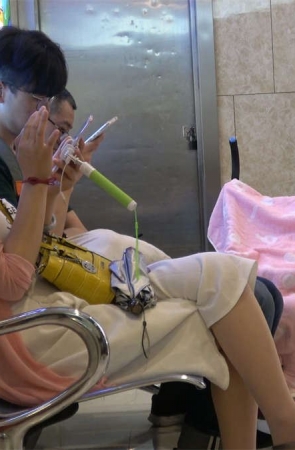 挑鞋子的极品眼镜丝袜脚靓女