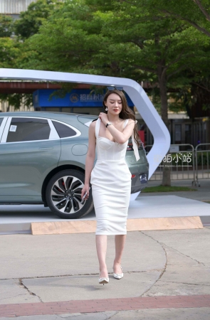 低胸晚装裙美女