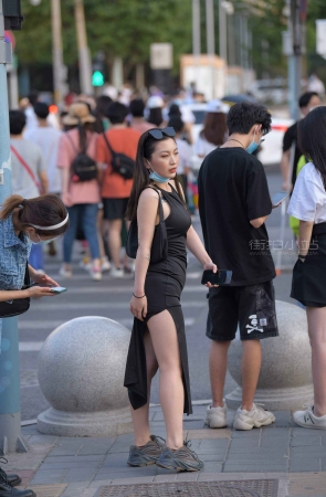 黑色开叉裙美女