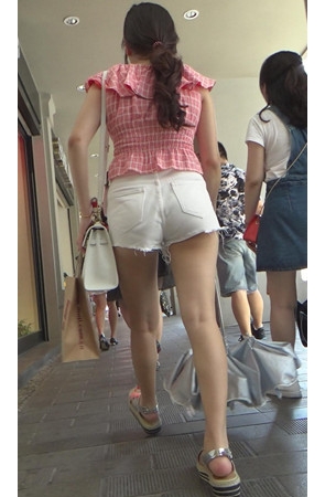 白色短裤妹子