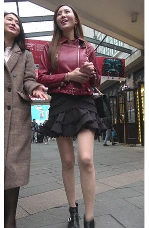 漂亮的红色皮衣黑短裙美女[2.26G/MP4]