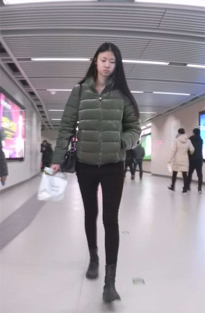 电梯上的美女