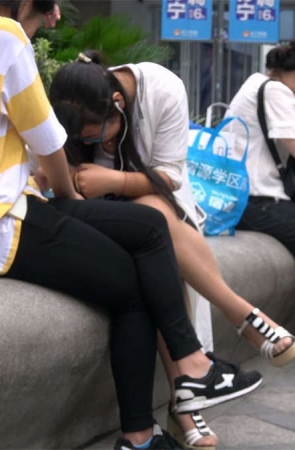 路边的丝袜美女