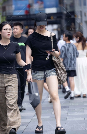 逛街的热裤女孩 [17P]