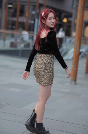 搭讪街拍豹纹裙气质小姐姐