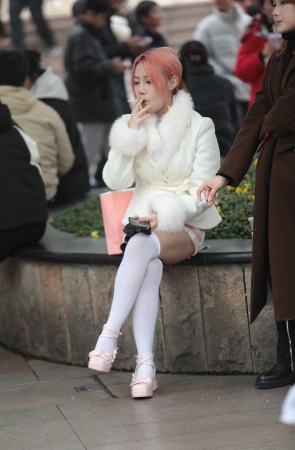 性感白丝街拍少妇