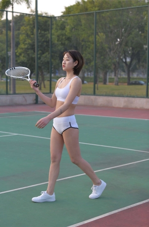 网球-白色运动装