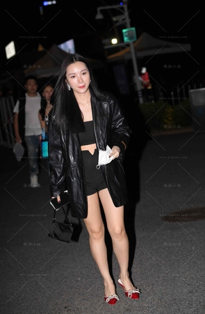 美腿红色高跟鞋