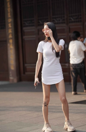 搭讪街拍白裙美女
