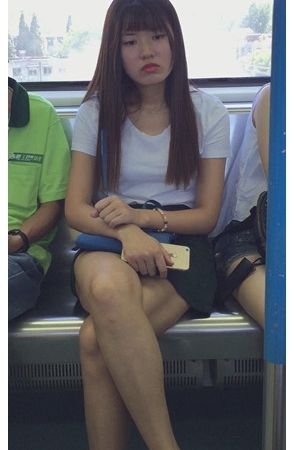 发呆的可爱女孩[139M/MP4]