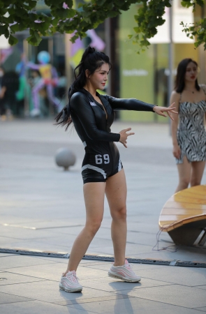 黑色连体衣美女