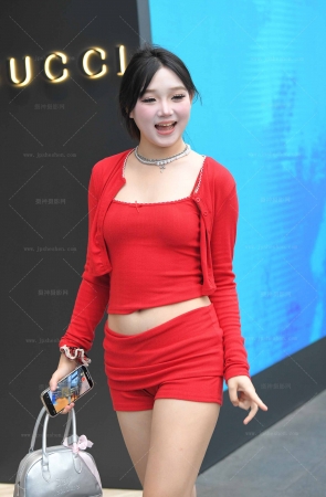 2472-7=68√红色热裤女生 13P