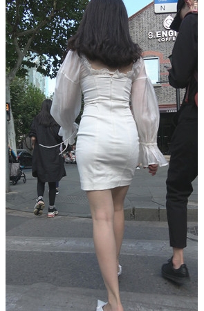 白色连体包臀裙美女