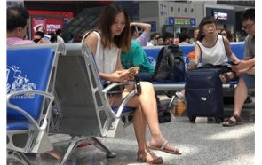 4K – 候车室里的长腿小姐姐 [2.41 GB /MP4]