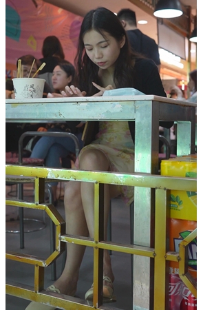 漂亮的花裙美女