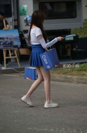 蓝色百褶短裙小姐姐