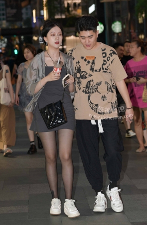 23531-9=68√爱穿黑丝的女友 14P