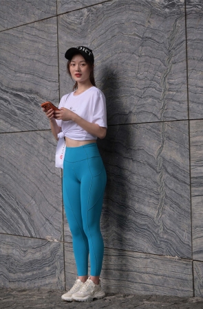 魂魂街拍作品 – 蓝色瑜伽裤小姐姐