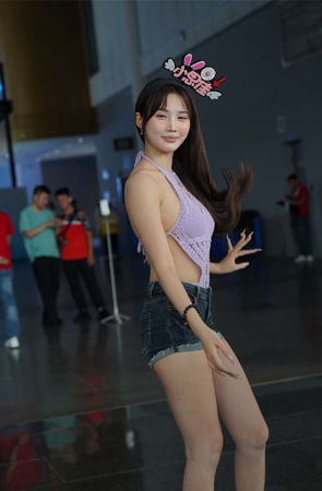 热裤美背小思佳