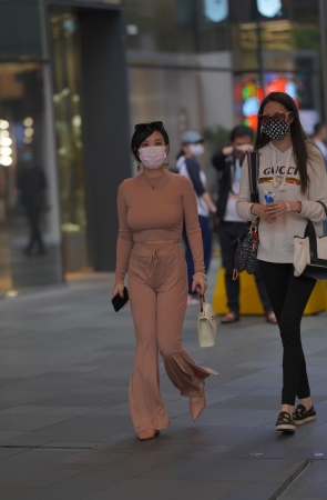 戴口罩的漂亮小姐姐