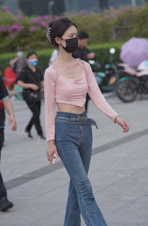 街拍苗条的牛仔裤小姐姐