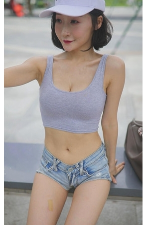 模拍漂亮的极品热裤月牙美女《三》[2.46G/MP4]