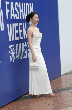 低胸丰满性感女友