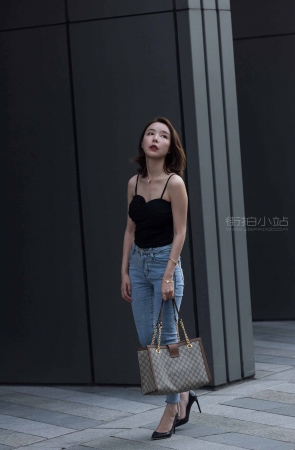 搭讪蓝色紧牛美眉