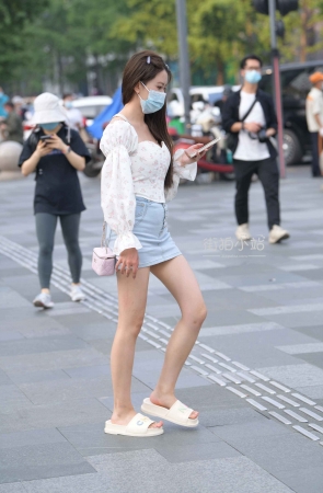 街拍小清新牛仔裙美女闺蜜