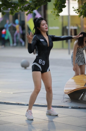 黑皮热裤美女跳舞