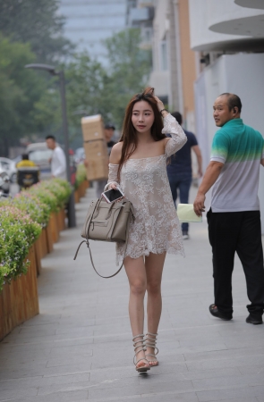 性感一字肩甜美女孩