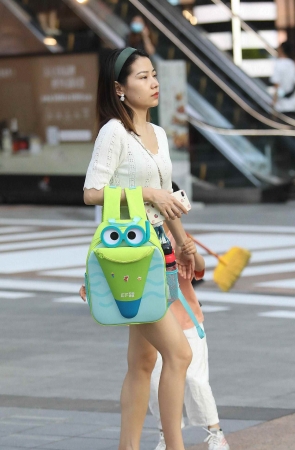 漂亮街拍少妇