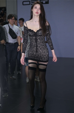 蕾丝黑裙