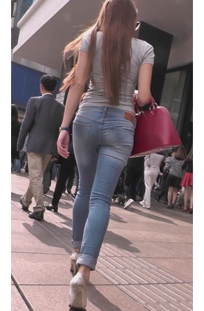 紧身牛仔长发墨镜美女