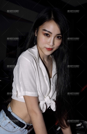 一双白衣牛仔热裤