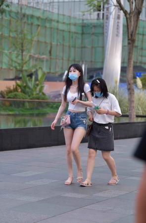 街拍热裤小蛮腰姑娘