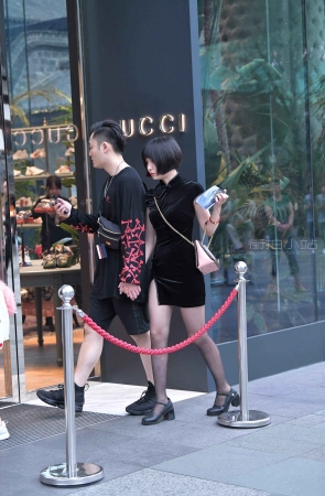 街拍黑丝黑裙短发美眉