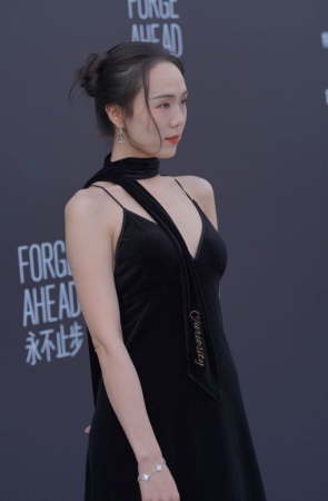 迷人黑色吊带 [210P-2.53GB]