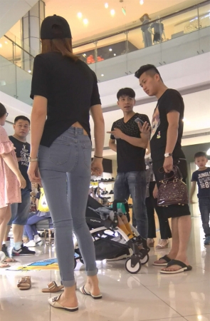 苗条身材黑T恤紧身蓝牛极品美少妇逛商场