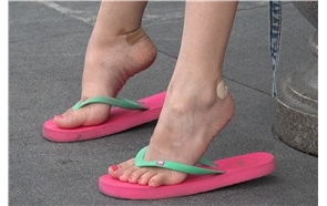 4K – 街拍粉色人字拖MM [1.17 GB/MP4]