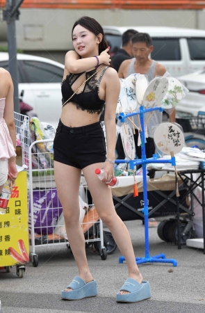 24615-29=71√丰满性感热裤闺蜜 11P